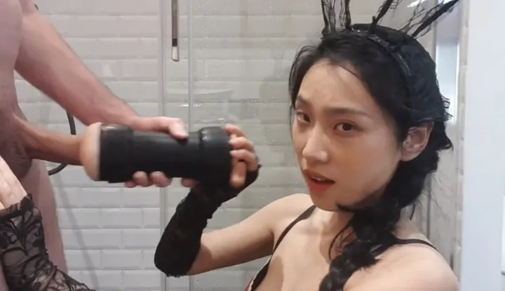 สาวจีนขอให้แฟนช่วยวัดถ้วยเครื่องบินที่เพิ่งเปิดตัวที่สถานี P