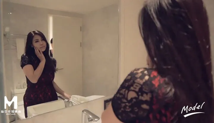 Ma doue de la déesse de la petite amour vidéo G-cup sauvage Jennifer réussit à séduire son oncle dans la salle de bain, excité à l'excès
