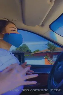 Adeline Bri 很调皮地边开车边玩奶