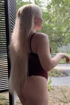 Ma petite amie aux cheveux blonds veut sortir avec si peu de vêtements