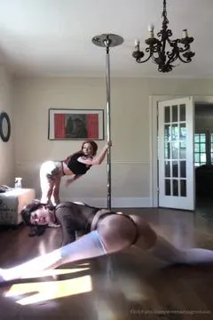 Emma Magnolia Xo übt zu Hause Pole Dance und zeigt einen Spagat mit ihrer Scham
