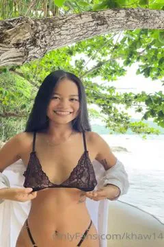 Khaw Pee ~ En profiter pour se montrer discrètement pendant que personne ne regarde
