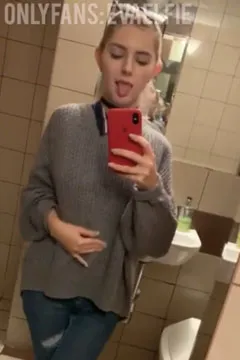 evaelfie-Toilette zeigt Körper