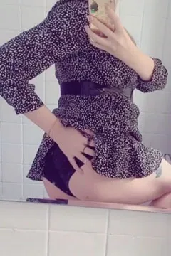 Elarine114 ển thị mông đẹp trong nhà vệ sinh.