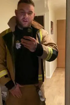 Le volume de sperme d'Andy Lee est le plus adapté pour étancher la soif des filles assoiffées.