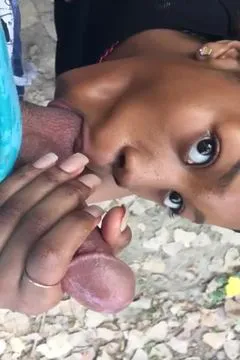 Le sexe oral au bord de la route est particulièrement excitant