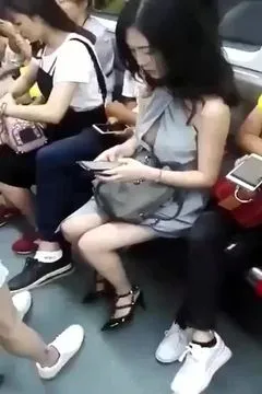 สาวสวยโชว์จุดบนรถไฟใต้ดิน