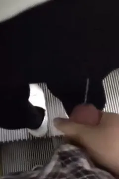 สุ่มยิงคนบนบันไดเลื่อน