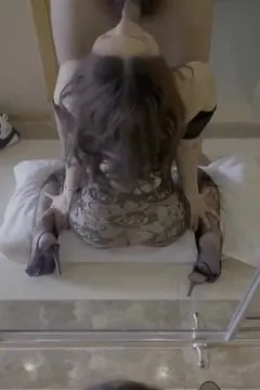 สาวฮอตในรองเท้าส้นสูงใส่ถุงน่องใช้ลีลาปาก