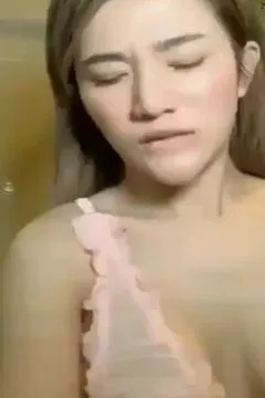 ความงาม busty ที่ตลกขบขันและตลก