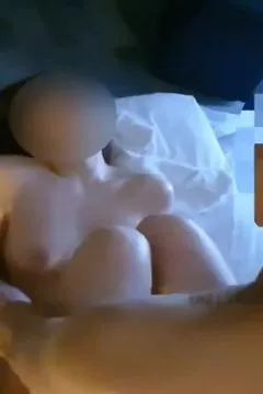 Der Freund stößt hart vor und es fühlt sich gut an.