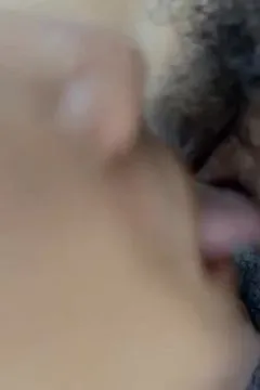 Nahe Nahaufnahme von Licks auf die Muschel