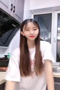 ผู้หญิง TikTok กำลังเต้นในห้องครัว