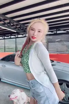 Petite beauté danse en feu