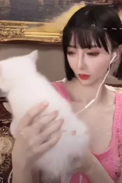 La jeune fille aux cheveux courts a laissé échapper son chat