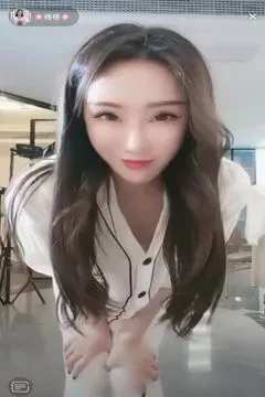 Jolie fille aux longs cheveux, grâce en mouvement