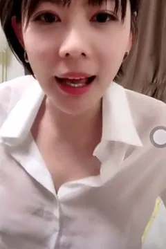 fille aux cheveux courts en vidéo sans soutien-gorge