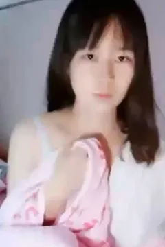 Em gái đang thay đồ ngủ vào buổi sáng sớm.