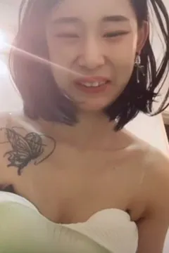 fille aux cheveux courts qui montre sa culotte