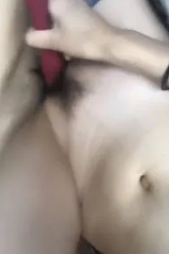 während mein Freund mich fickt, spiele ich mit einem Vibrator