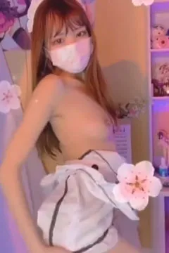 La fille avec un masque est très douée pour danser