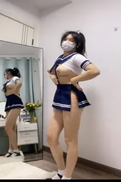 Danse nue avec de grandes poitrines en costume de marin, danse sexy avec des seins dénudés