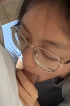 眼镜妹温柔口交