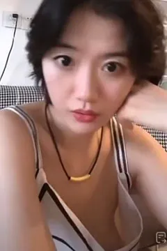 La jeune fille aux cheveux courts a déboutonné son soutien-gorge.