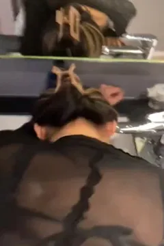 sulaoga voit les toilettes et commence à s'exprimer