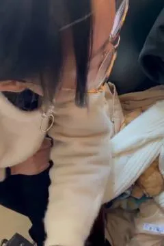 女友很疼我，看电视也帮我手交