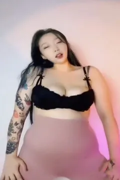 Sœur Xin agite ses énormes seins sensuellement