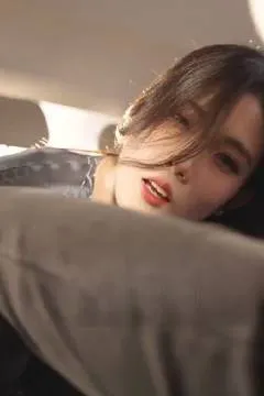 Một ánh mắt lạc lối, chỉ hy vọng vào một con gà đực ngon.