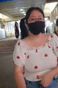 巨乳妹子Claire0607018在地铁出口露乳给游客看