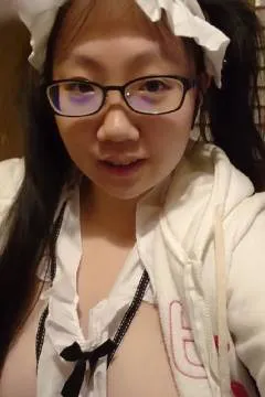 巨乳妹子Claire0607018想当你的女仆