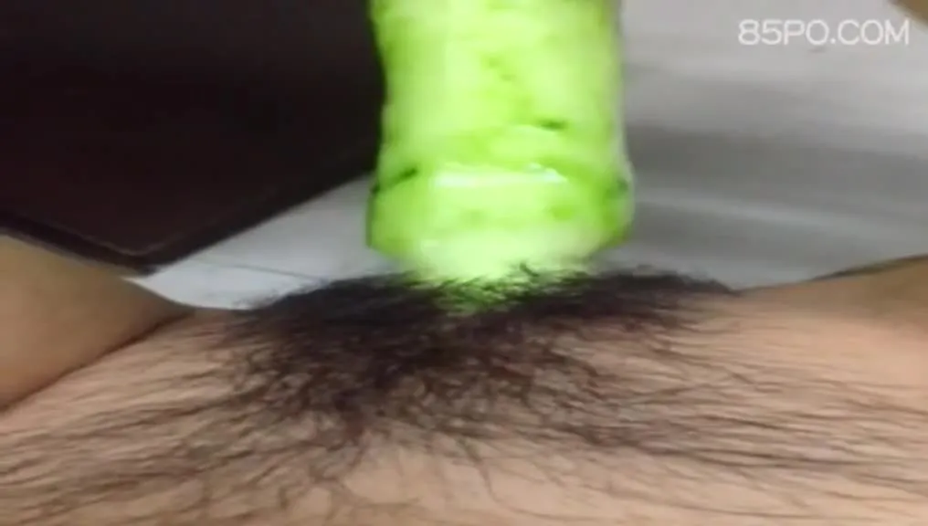 A compensated dating girl had to make a masturbation video to attract customers, and that's a cucumber, right?
