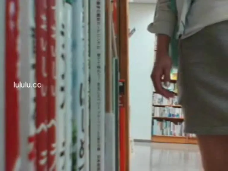 In a crowded bookstore, a sexy girl secretly shows off her charm (one)