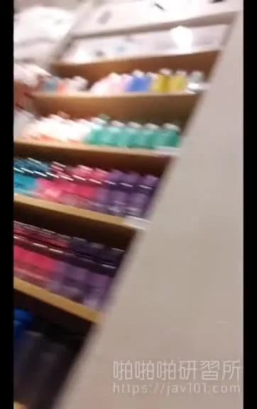 Filature sous une jupe dans un magasin de vêtements bon marché malaisien célèbre