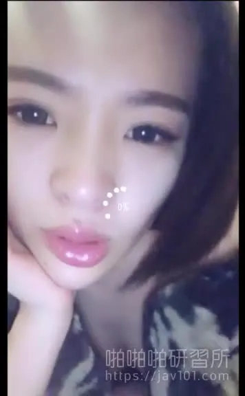 Đôi môi nhỏ của người phụ nữ phát ra một hơi thở đầy dục vọng.