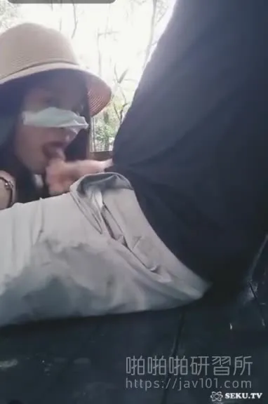ชวนกันมาเดินสวนสาธารณะแล้วเงี่ยนก็เลยอมกันโชว์ Outdoor