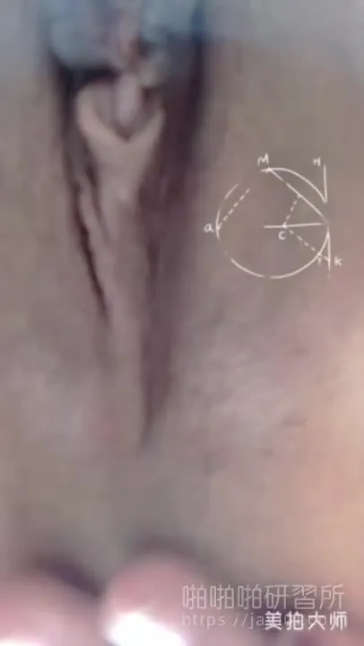 Chinesisch-russisches Mischlingsmädchen masturbiert sich show! Absatzschuhe in die Vagina stoßen ~ kleiner, zarter Schamlippen freuen sich, bis sie Wasser spritzt: will den dicken Ding (Schamhaare scheren 2)