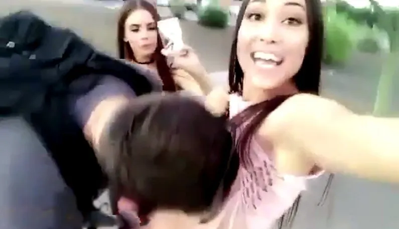 Surprise encounter in the street with busty sisters! « Quatre petits pains blancs et tendres » cherchent des hommes pour les pincer et les presser : en les tenant, terminez rapidement et reconnaissez-les comme marraines sur-le-champ.