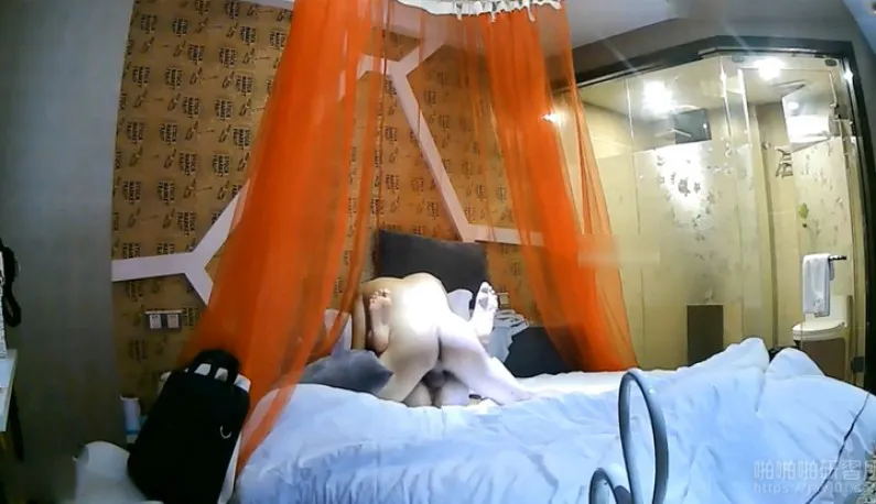[偷拍 d'hôtel] La jeune fille pure et son ami d'enfance se donnent rendez-vous pour un séjour à l'hôtel ~ princesse sous le lit ~ salope sur le lit ~ satisfaite après avoir été poussée deux fois par le jeune homme ~