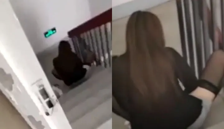 Événement de porte exposé sur Internet ~ Découverte d'une belle fille se masturbant dans l'escalier