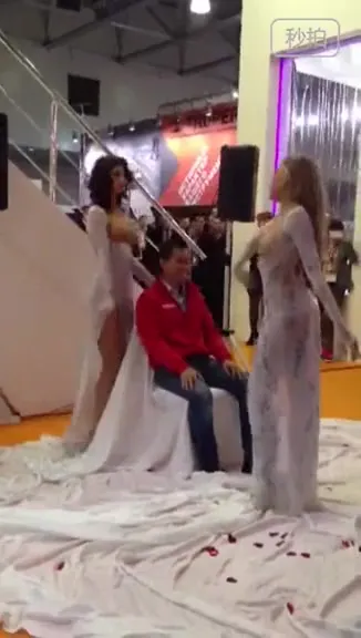 Un homme d'âge moyen heurte une activité embarrassante du fabricant