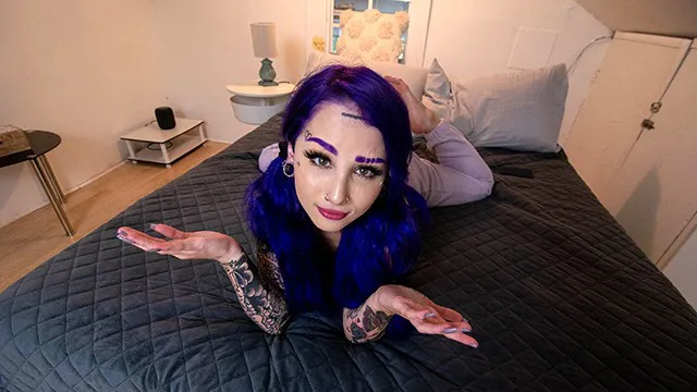 Un ami aux cheveux violets à l'encre chaude est une petite salope qui éjacule