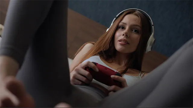 Göttin der Spiele hat harten Sex beim Spielen von Horror: Alan Wake 2 | Herrlicher Doggystyle AriaVix