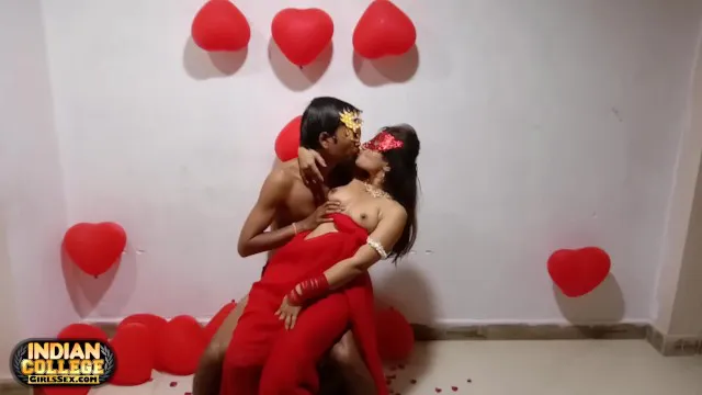 Couple indien aimant célébrant la Saint-Valentin avec du sexe torride incroyable