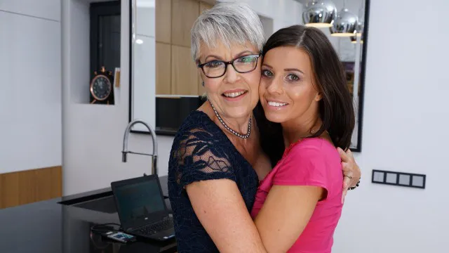 Geiles Baby wird beim Pornogucken bei Oma erwischt