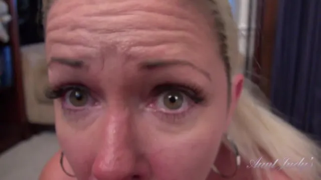 AuntJudy's - Votre MILF Poilue Belle-mère Liz Vous Suce la Bite (POV)