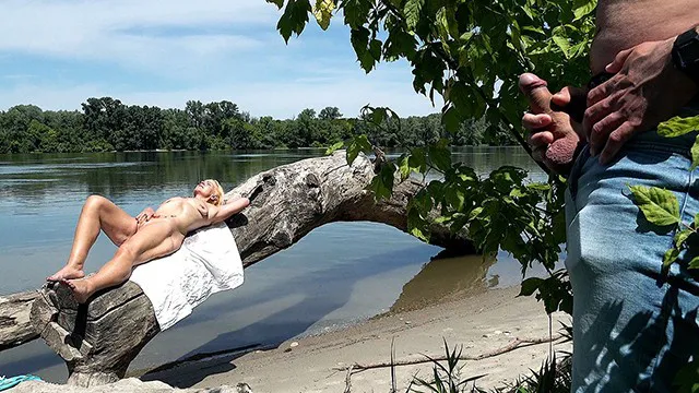 behaart reif mit hängenden Titten überrascht beim Sonnenbaden und wird hart öffentlich in den Arsch gefickt